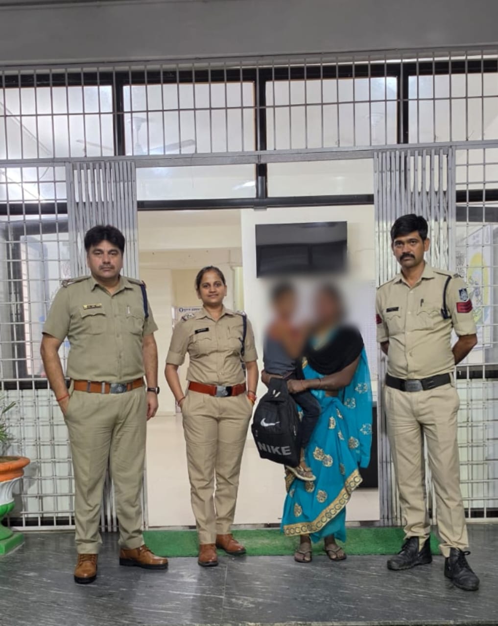 सिंगरौली के थाना कोतवाली क्षेत्र में बलियरी डेम के पास भटक रहे 05 वर्षीय मासूम को, डायल-112 जवानों ने परिजन से मिलाया। 